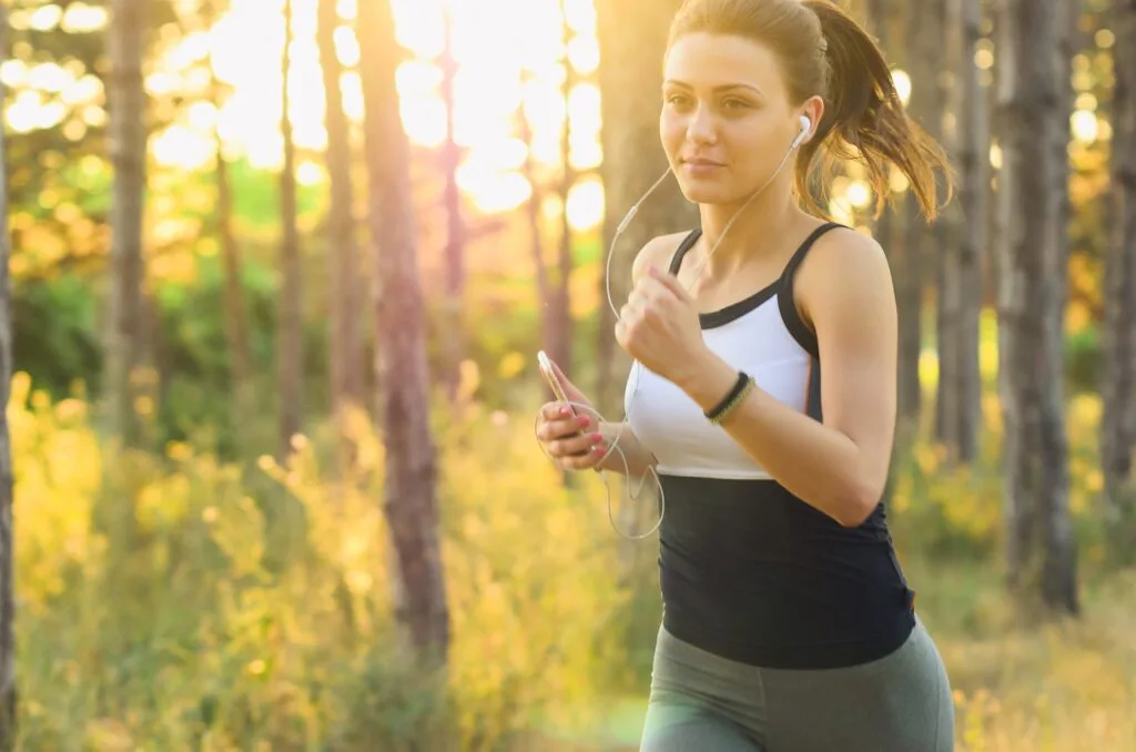 mujer haciendo actividades fisicas, como alternativa para mejorar la distribucion de la insulina en el cuerpo