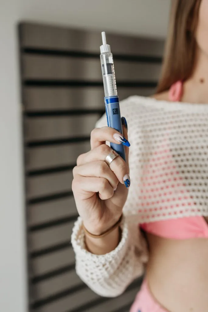 mujer con un lapiz de insulina en su mano, como imagen previa antes de aplicarsela.